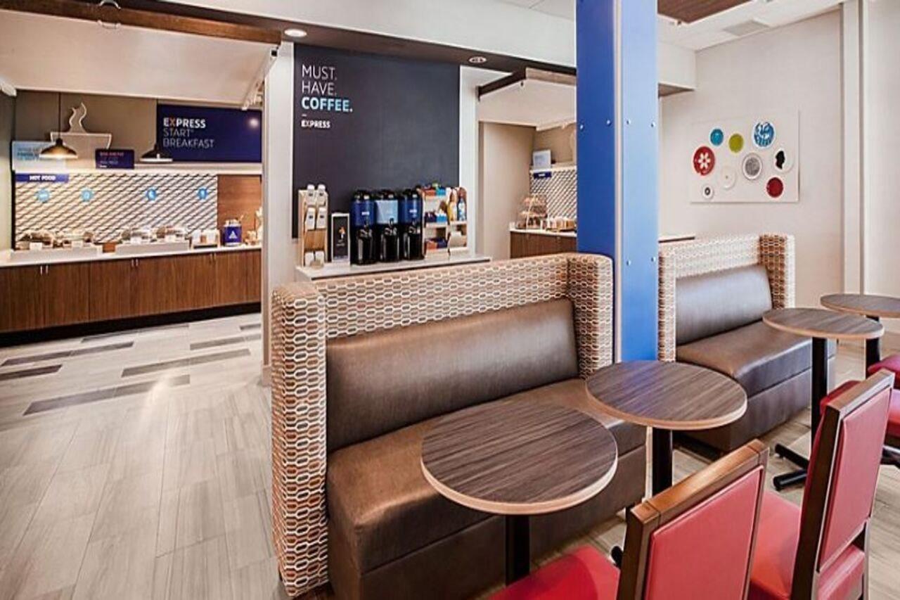 Holiday Inn Express & Suites - Staunton By Ihg Екстериор снимка